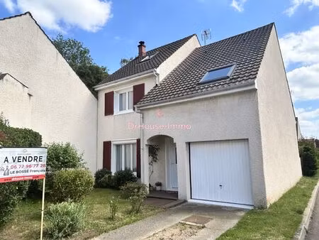 maison familiale aux beaux volumes  située dans un environnement recherché.