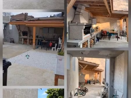 maison de village avec cuisine extérieur et piscine