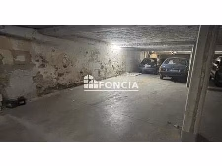 en centre ville un emplacement de parking couvert