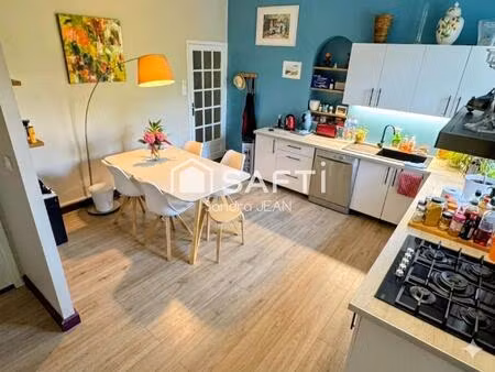 immeuble d'habitation avec local commercial.