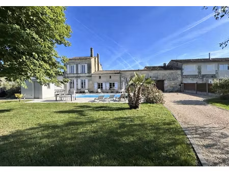 10 kms de saint-andré de cubzac : girondine r+1 en pierre en mitoyenneté 215 m2 sur 1326 m