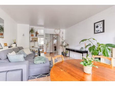 à vendre — 3 pièces 64 m² avec balcon  parkings et cave —
