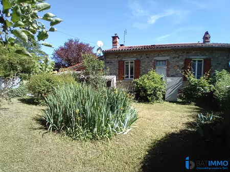 maison de caractere en pierres avec joli jardin clos et arbore