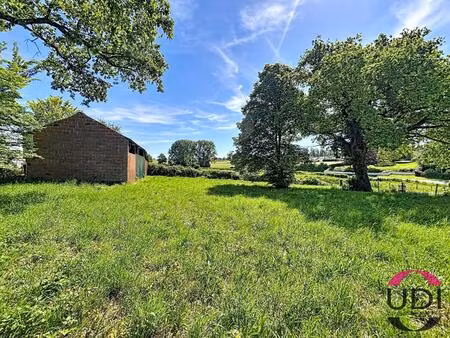 terrain constructible à vendre avec hangar métallique - 882 m²