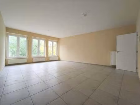 bel appartement trois chambres situé au 2ᵉ étage d’une peti