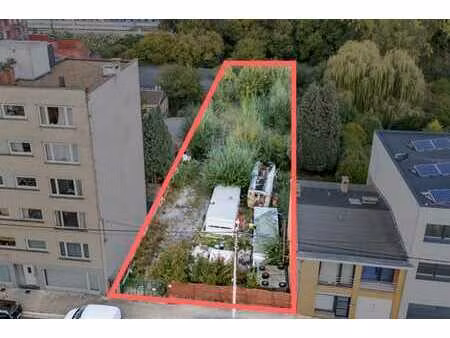 terrain à bâtir avec une situation stratégique.