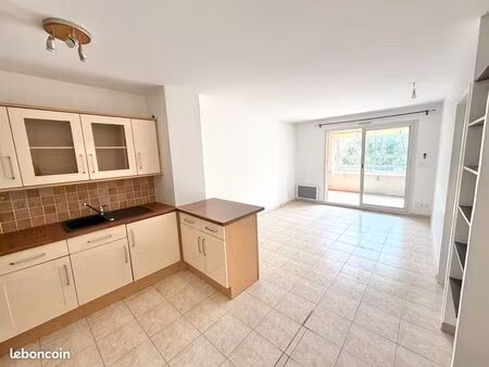 appartement t2 40 m² avec terrasse fermée – hyper centre de roquefort-la-bédoule