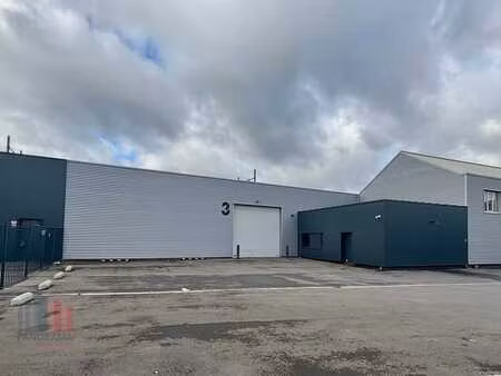 650 m² entrepôt rénové avec espace polyvalent