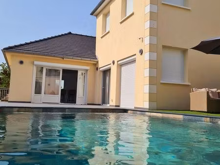 superbe maison familiale avec piscine chauffée – proche paris | location longue durée