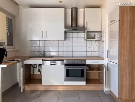 jolie f3 au 3ème étage avec cuisine équipée et baignoire