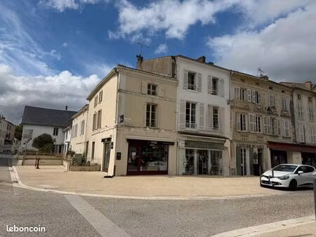 t3 triplex 74 m² rénové - esprit maison de ville - centre aulnay proche saint-jean-d'angél