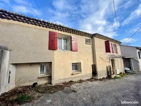 maison de village t3 en r+1 étage avec extérieur et parking couvert estézargues