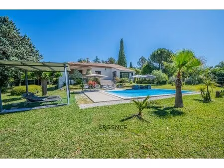 villa familiale au calme avec piscine