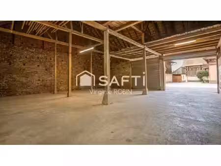 propriété réhabilitée proposant de vastes hangars et 3 appartements indépendants