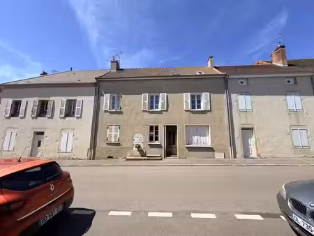 maison de village à rénover  motoyenne par deux cotés.