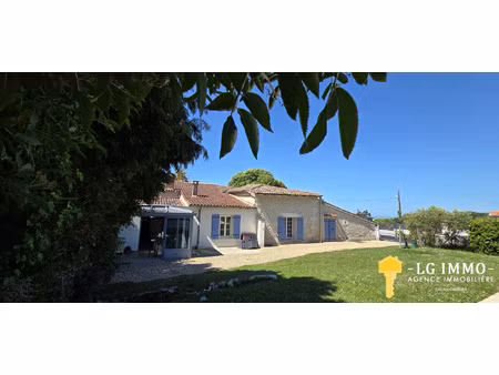 maison charentaise  4 chambres  avec garage  jardin et pisci