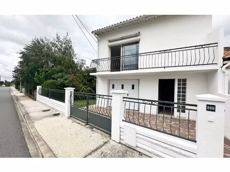 location maison  88 m² t-3 à saintes  980 €