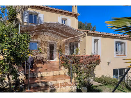 villa familiale d'architecte avec jardin et piscine