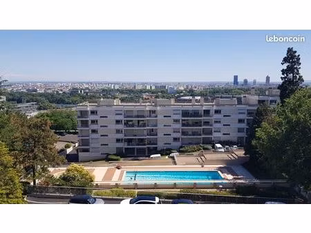location t3 dans résidence avec vue piscine tennis