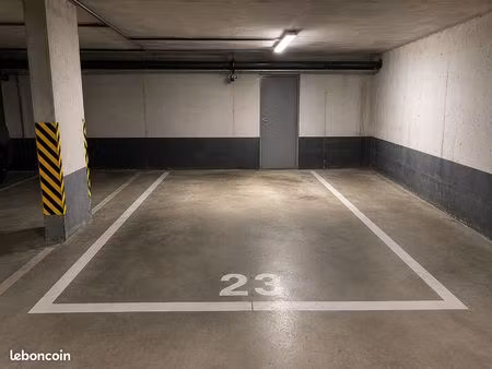 place de parking lucé