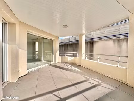 agde / location à l'année : trois pièces avec terrasse