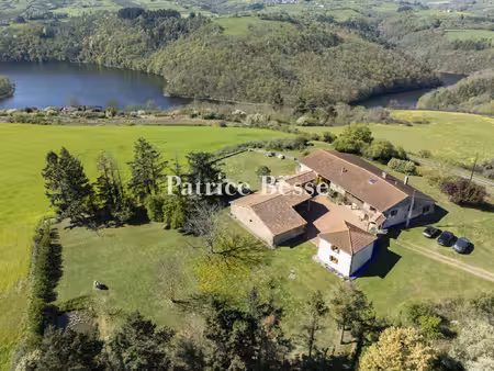 dans le roannais  une ferme forézienne du 18? dominant la loire.
