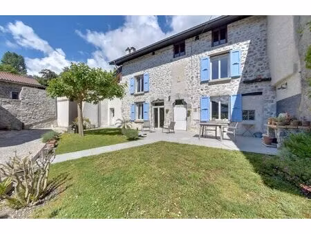 maison en pierre avec grange à bernin