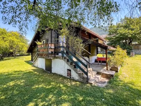 chalet en madriers - 58 m² - terrain arboré d'environ 600 m² - garage -