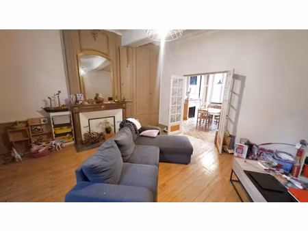 appartement de caractère situé au premier étage d 'une surface d'env. 110 m2 pour un loyer