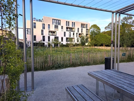 t3 avec terrasse et parking proche quais et chartrons