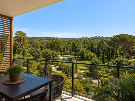 t2 haut de gamme avec terrasse dans domaine privé d'exception