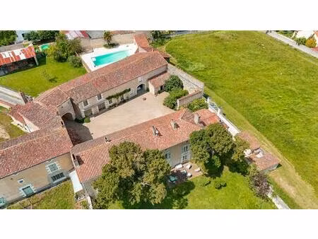 propriété de caractère avec dépendances et piscine à l'ouest de poitiers
