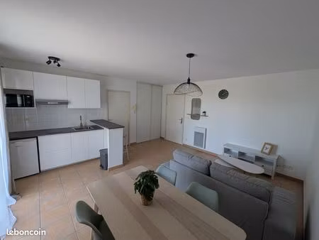 t2 rénové de 42 m² meublé avec balcon et parkings