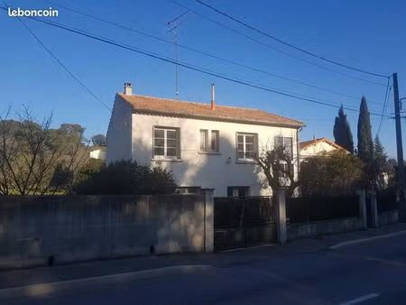 maison de ville avec garage et jardin située sur le chemin des limites