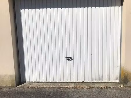 location garage box fermé dalle béton 80190 nesle