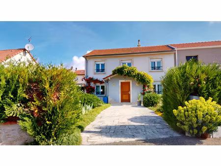 maison t5 de 133 m2 mitoyenne d'un côté.