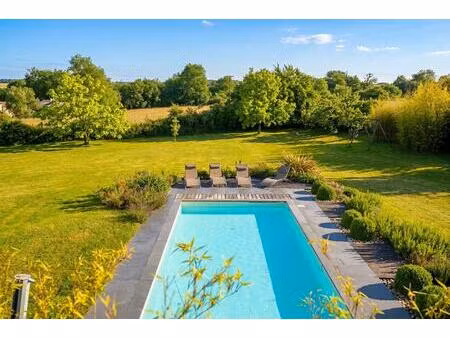 maison d'architecte avec piscine dans son écrin de verdure.