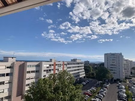 opportunité d'investissement rare pour cet appartement dernier étage t4 traversant en viag