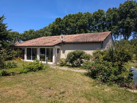 maison de plain-pied dans un village au bord d'une rivière