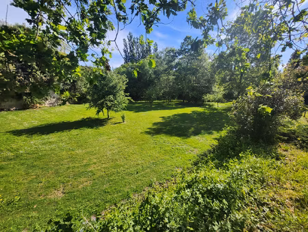 maison de 1968 avec grand terrain et diverses dépendances