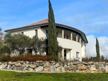 un cadre de vie luxueux et contemporain avec une vue imprenable sur la campagne