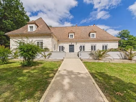 superbe propriété avec piscine et vue dégagée