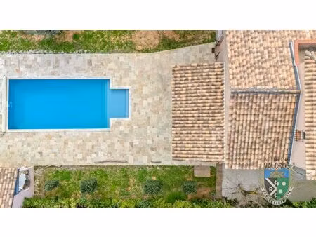 propriété proche des plages à la londe les maures comprenant une villa et une annexe avec.