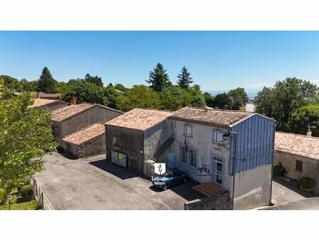 grange en pierres au coeur du village