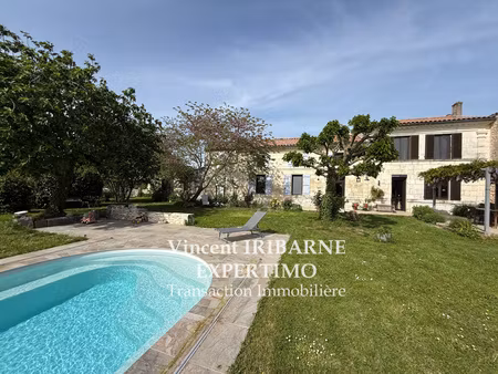 maison charentaise  4 chambres  garage  jardin et piscine