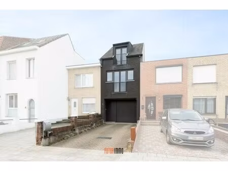 opbrengsteigendom: duplexappartement + 12 garages