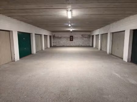 afgesloten garagebox onder het ijslandplein