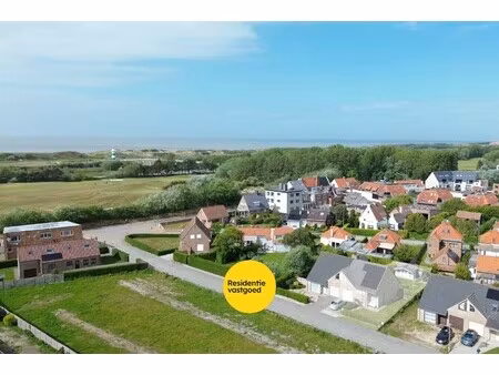instapklare halfopen bebouwing met 3 slaapkamers en tuin in de haan!