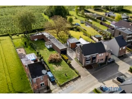 woning met opslagruimte en grond op strategische ligging