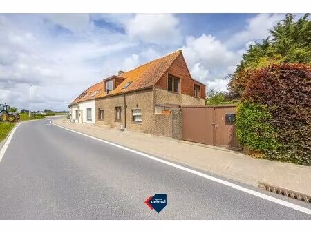 landelijke halfopen bebouwing met open zicht
